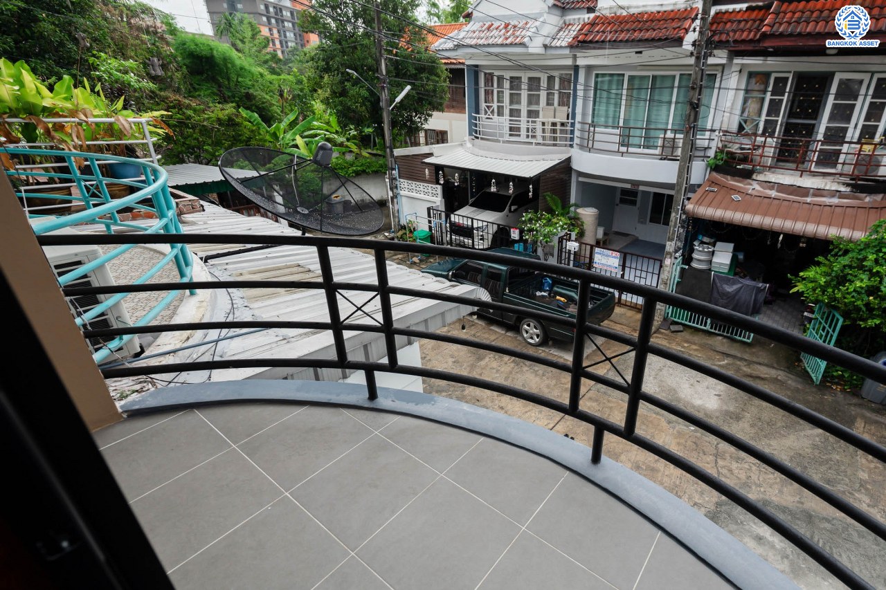 บ้านมือสองตกแต่งใหม่ โครงการ บ้านทอฝัน พิบูลย์สงคราม พร้อมอยู่ เนื้อที่ 16 ตร.ว. ฟังก์ชัน 3 ห้องนอน 2 ห้องน้ำ จอดรถได้ 1 คัน บนสุดยอดทำเล! เชื่อมถนนพิบูลย์สงคราม, วงศ์สว่าง, นครอินทร์ และติวานนท์ ใกล้จุดขึ้นทางด่วนศรีรัช-วงแหวนรอบนอก และรถไฟฟ้า "สถานีแยกติวานนท์"...